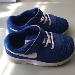 Nike toddler shoes 9C